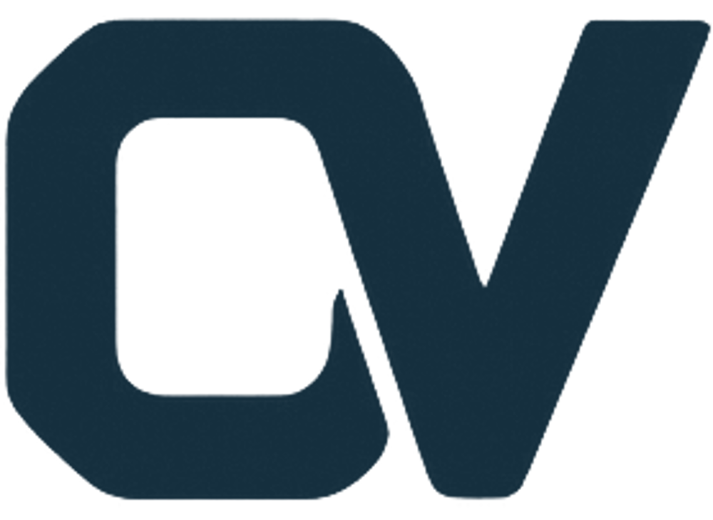 Dunkelblaue Großbuchstaben "CV" auf dunkelgrünem Hintergrund.