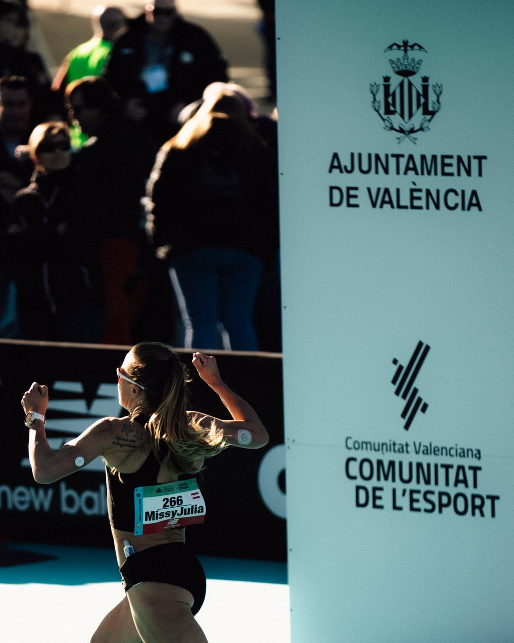 Julia Mayer nach ihrem Zieleinlauf beim Valencia Marathon 2023 mit neuem österreichischem Rekord und Olympia-Ticket