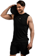 Ein Mann in schwarzem, ärmellosem T-Shirt mit Jordan-Logo und schwarzen Shorts.