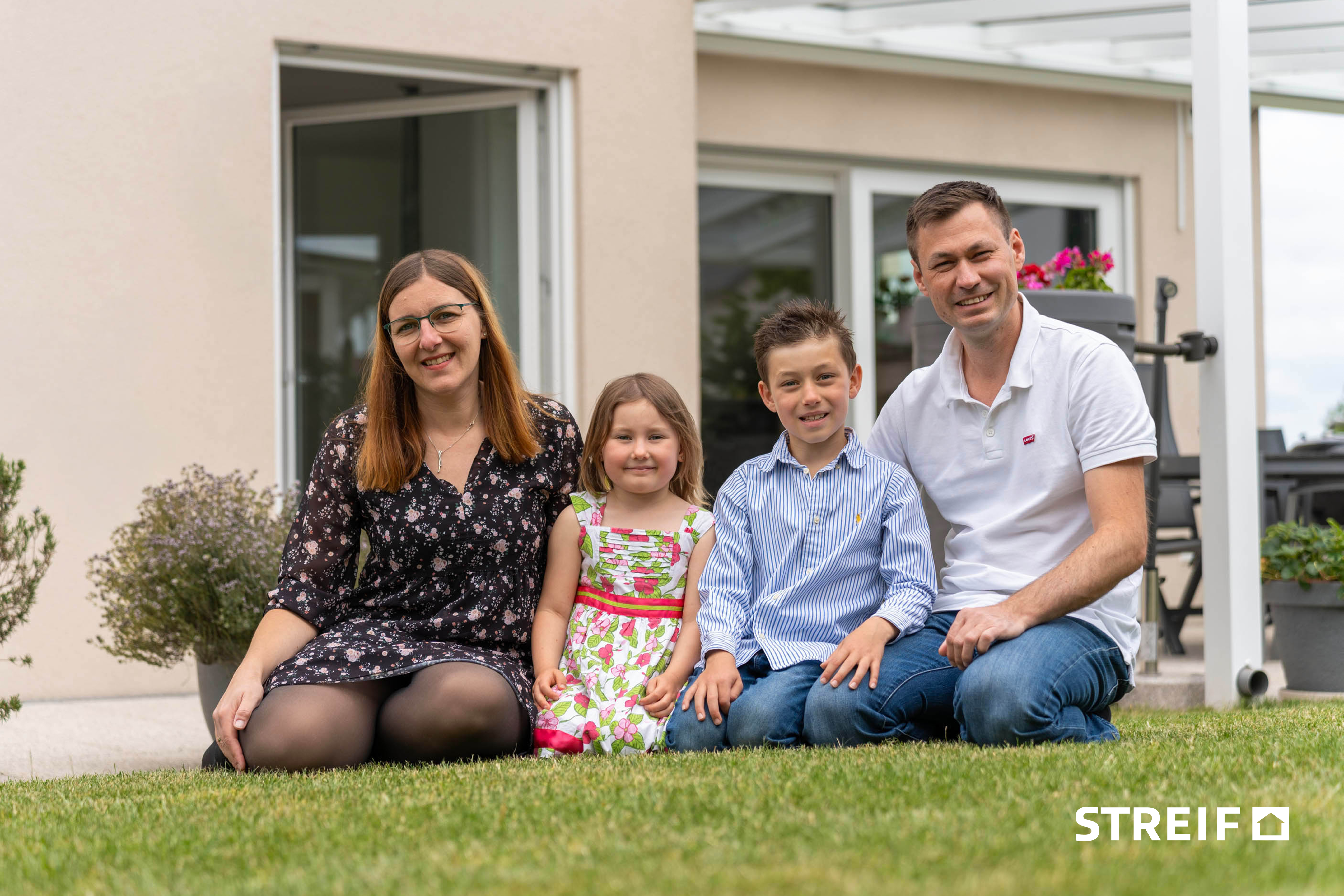 Baufamilie Lücke vor dem Einfamilienhaus
