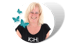 Lachende blonde Frau in schwarzem T-Shirt mit der Aufschrift „ICH!“, umgeben von blauen Schmetterlingen.