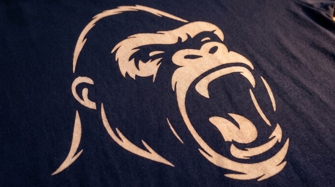 Brandformers Gorilla als Discharge Print, aus dem Stoff gebleicht