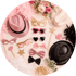 Party-Accessoires: rosa und schwarze Hüte, Sonnenbrillen, Federboa, Masken und Blumen.