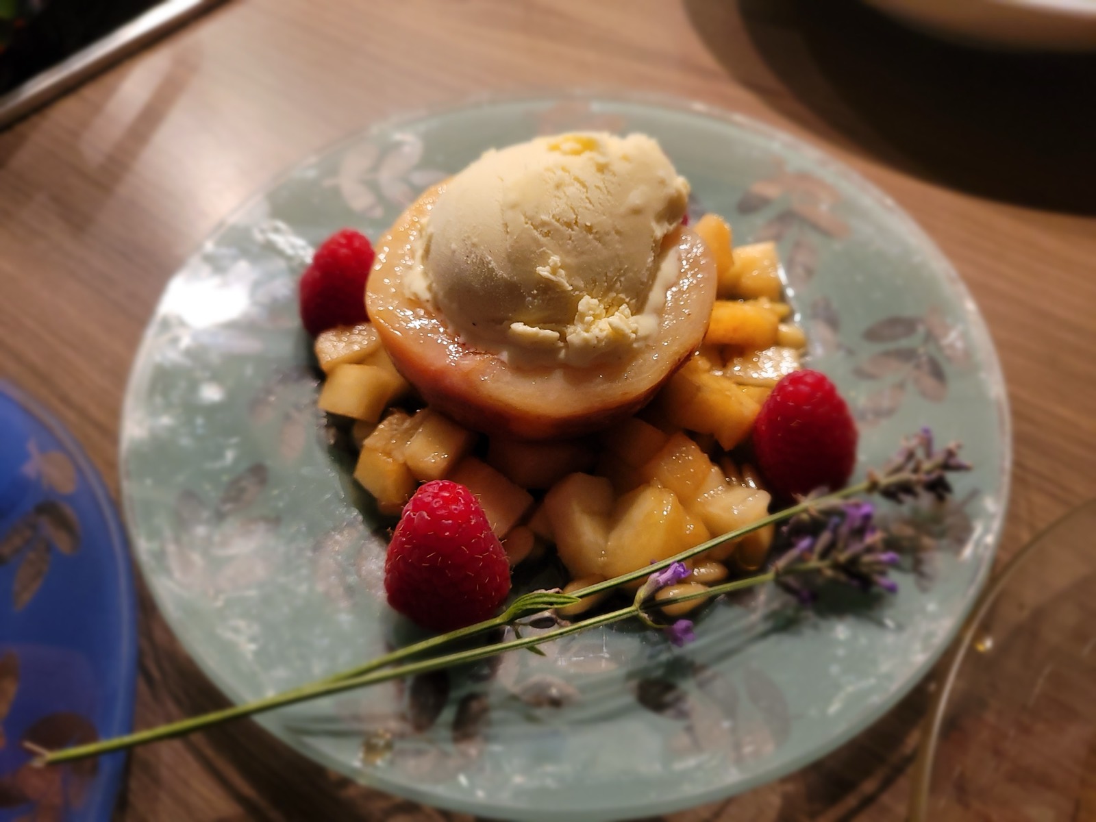 Karamellisierter Pfirsich mit Lavendeleis – ein Dessert, das den Sommer einfriert
