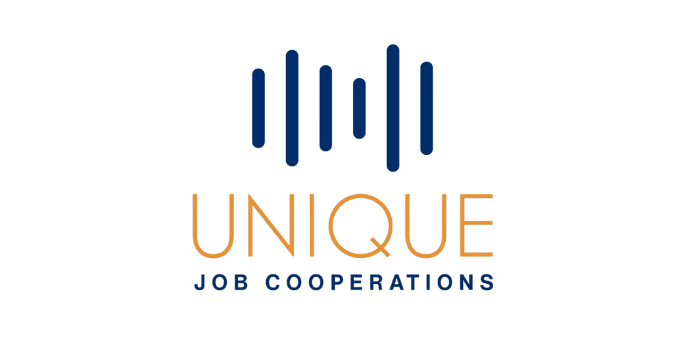 Logo mit blauen vertikalen Linien über dem orangefarbenen Text "UNIQUE" und dem blauen Text "JOB COOPERATIONS".
