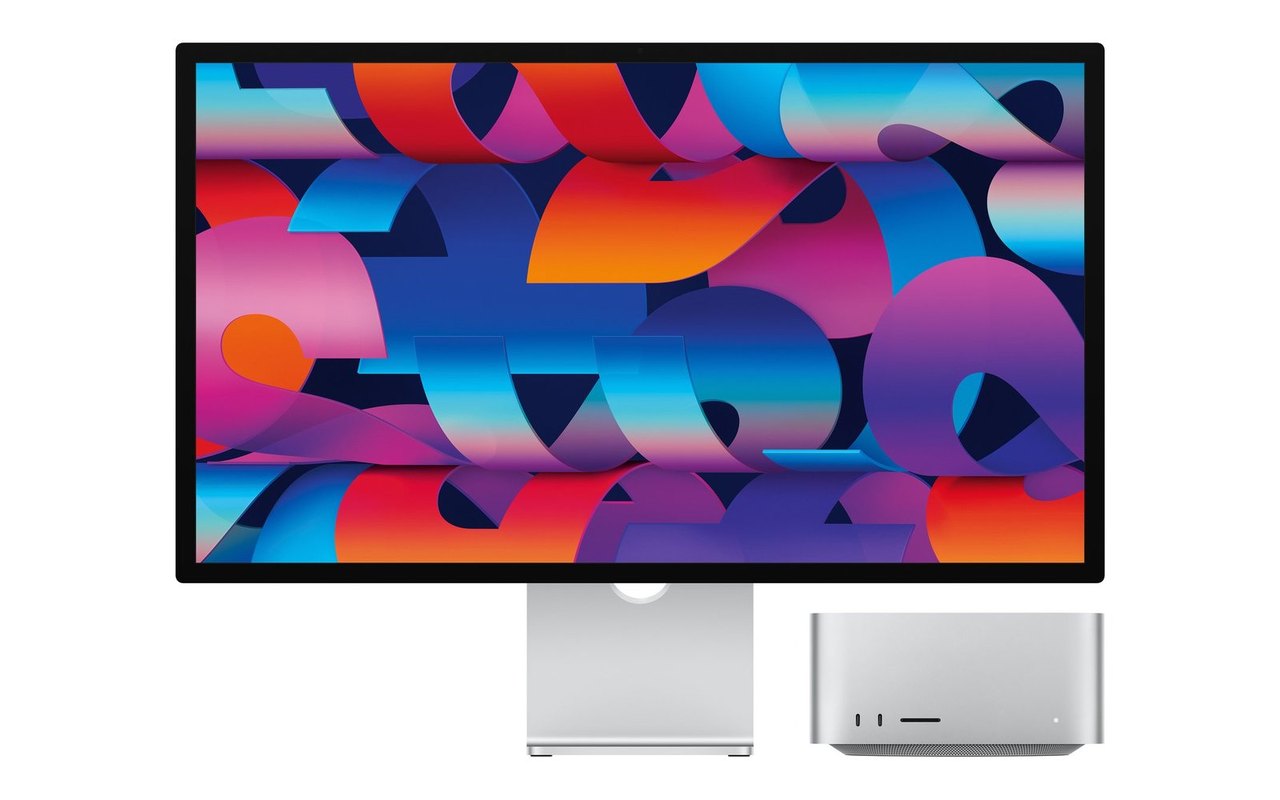 Apple Studio Display auf Standfuß, daneben ein Mac Studio, vor weißem Hintergrund