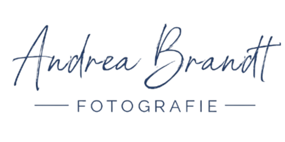 Andrea Brandt Fotografie-Logo in Weiß auf dunklem Grün.
