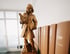 Holzstatuette und juristische Fachbücher in der Anwaltskanzlei von Rupert Jostmeier in Brilon