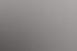 Zwei Männer im Büro betrachten gemeinsam eine Website auf einem Monitor neben einem Whiteboard mit Notizen.