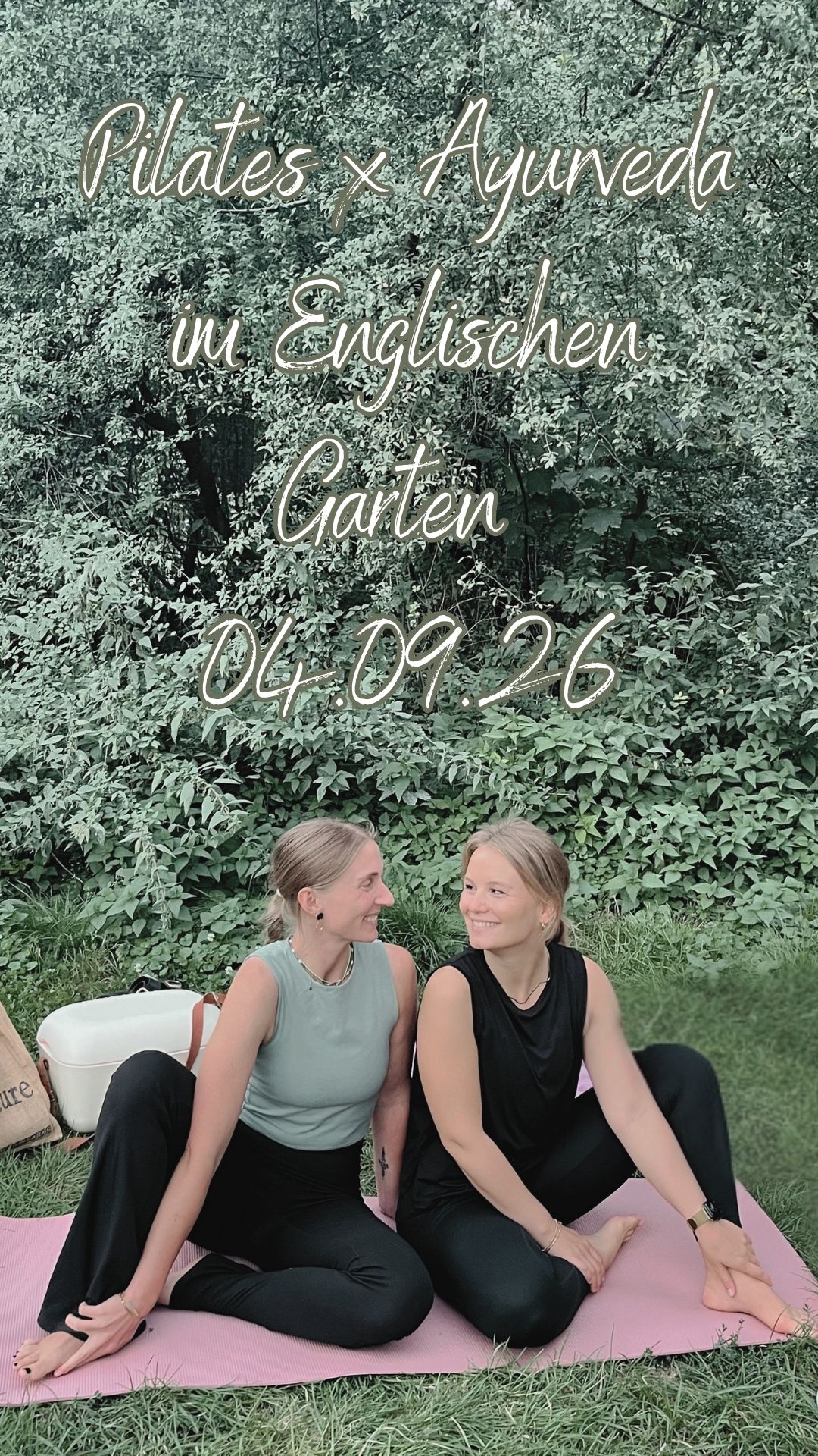 Pilates auf der Wiese im Englischen Garten.