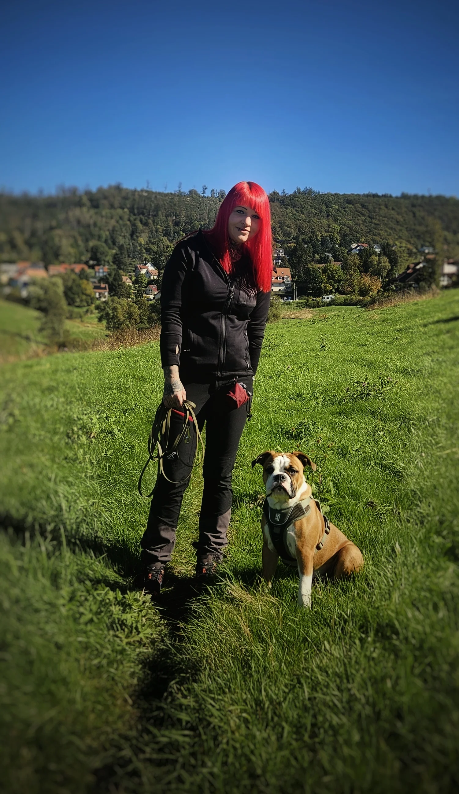 Sissy Dorschner mit ihrer jungen Bulldogge Hermann auf einer Wiese