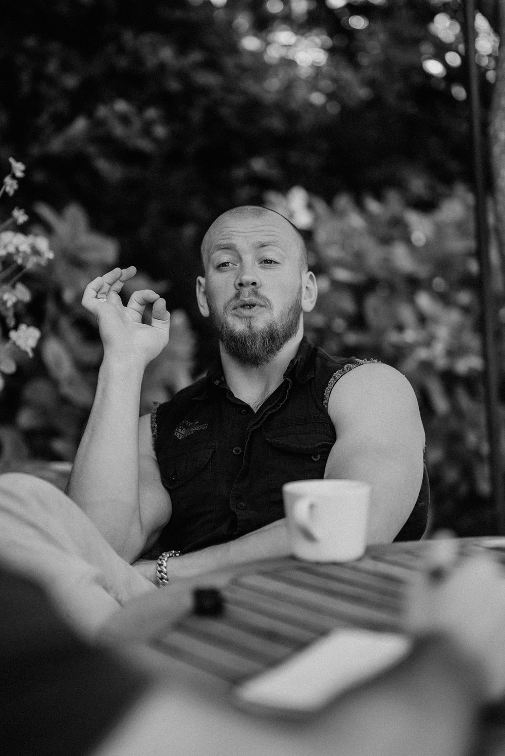 Mann am Tisch mit Tasse, Schwarz-Weiß