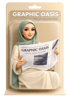 Eine Frau mit Hijab liest eine Zeitung mit der Überschrift "GRAPHIC OASIS CREATIVE DESIGN SOLUTIONS" in einer Produktverpackung.