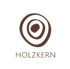 Braunes Holzkern-Logo mit Jahresringen auf dunkelgrünem Hintergrund.