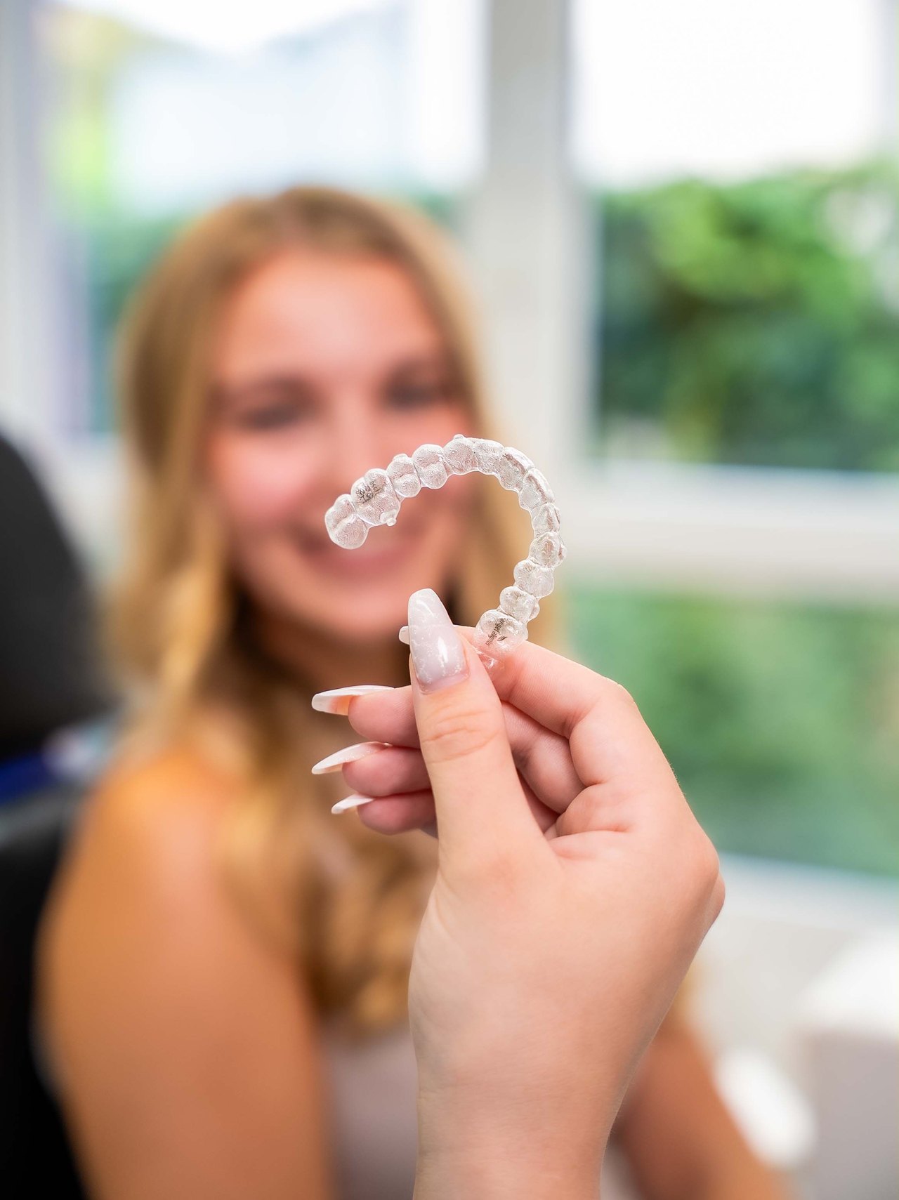 Patient mit transparenter Aligner-Schiene