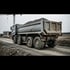 Lkw im Transporteinsatz auf einer Straße – illustratives Motiv