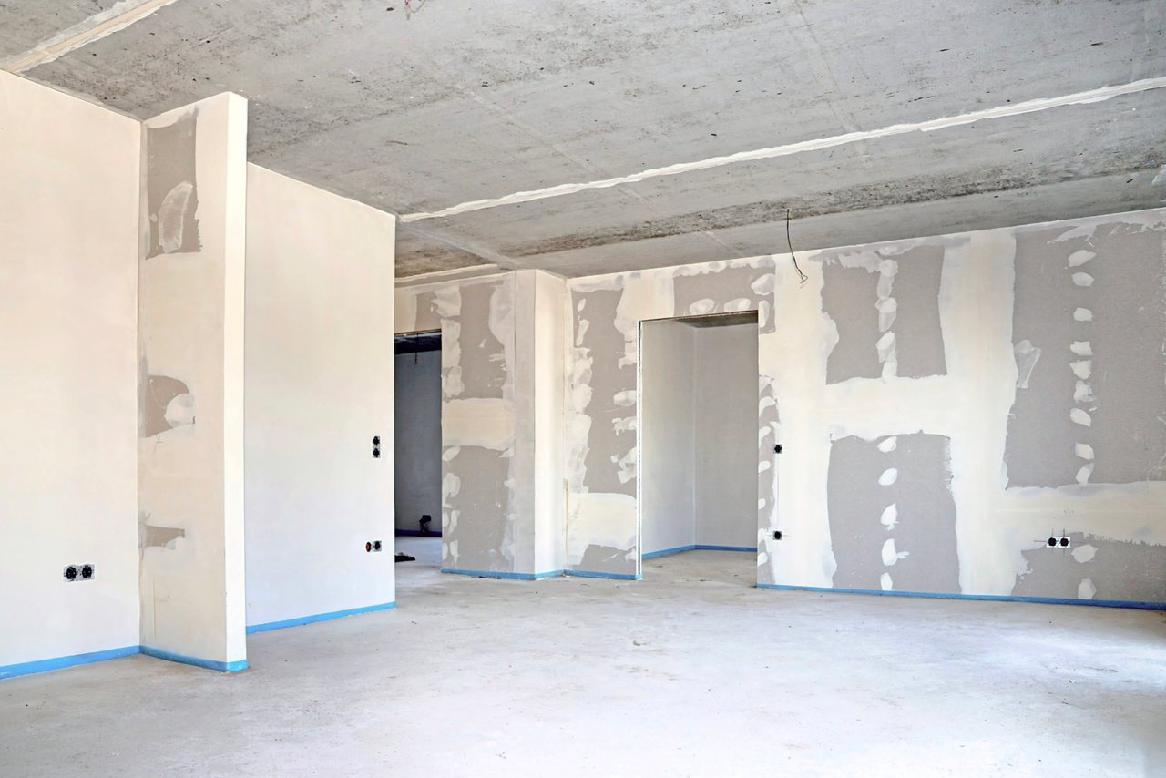 Wohnraum mit neu errichteter Trockenbauwand und integrierter Türöffnung in Freiburg