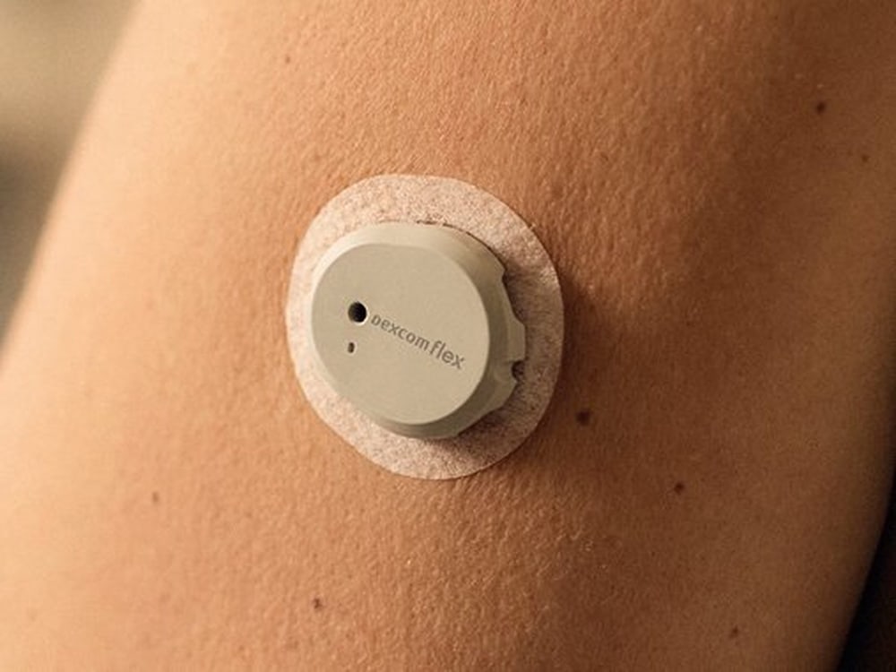 Dexcom Flex Sensor am Oberarm getragen