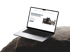 Laptop mit offener Webseite "GMB-Pörschke Dachbau GmbH" auf einem dunklen Felsen.