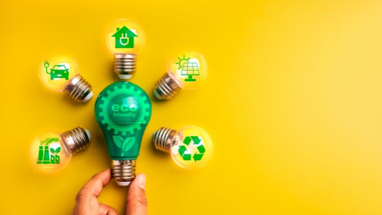 Energieeffizienz-Skala mit LED-Lampe und eingesparten Kosten