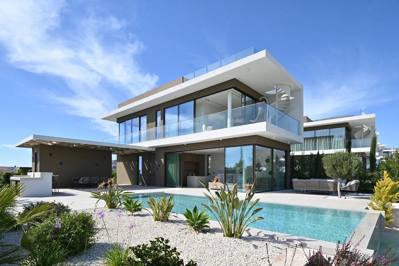 Moderne Villa mit großen Fensterflächen, Terrasse und Pool.