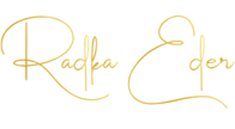 Goldener Schriftzug Radka Eder in eleganter Schreibschrift auf schwarzem Hintergrund.