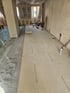 Knauf Brio Trockenestrich-Platten werden in einem Rohbau auf einer Ausgleichsschüttung verlegt.