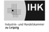 Logo der IHK: Schwarzer Text "IHK" auf weißem Halbkreis, davor graues Rechteck mit schwarzem Gitter und Punkt.
