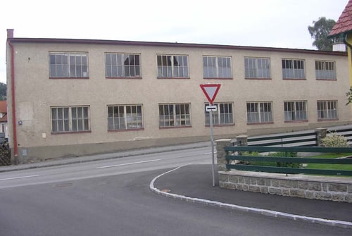 Frontansicht mit Vorplatz