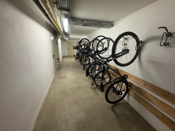Fahrradabstellbereich im Keller mit Wandhalterungen