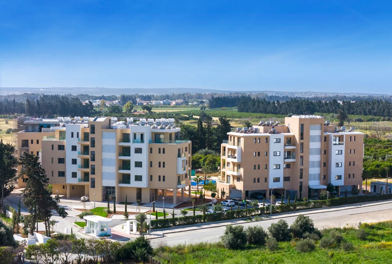 Wohnanlage und umliegende Bebauung in Limassol, aus erhöhter Perspektive.