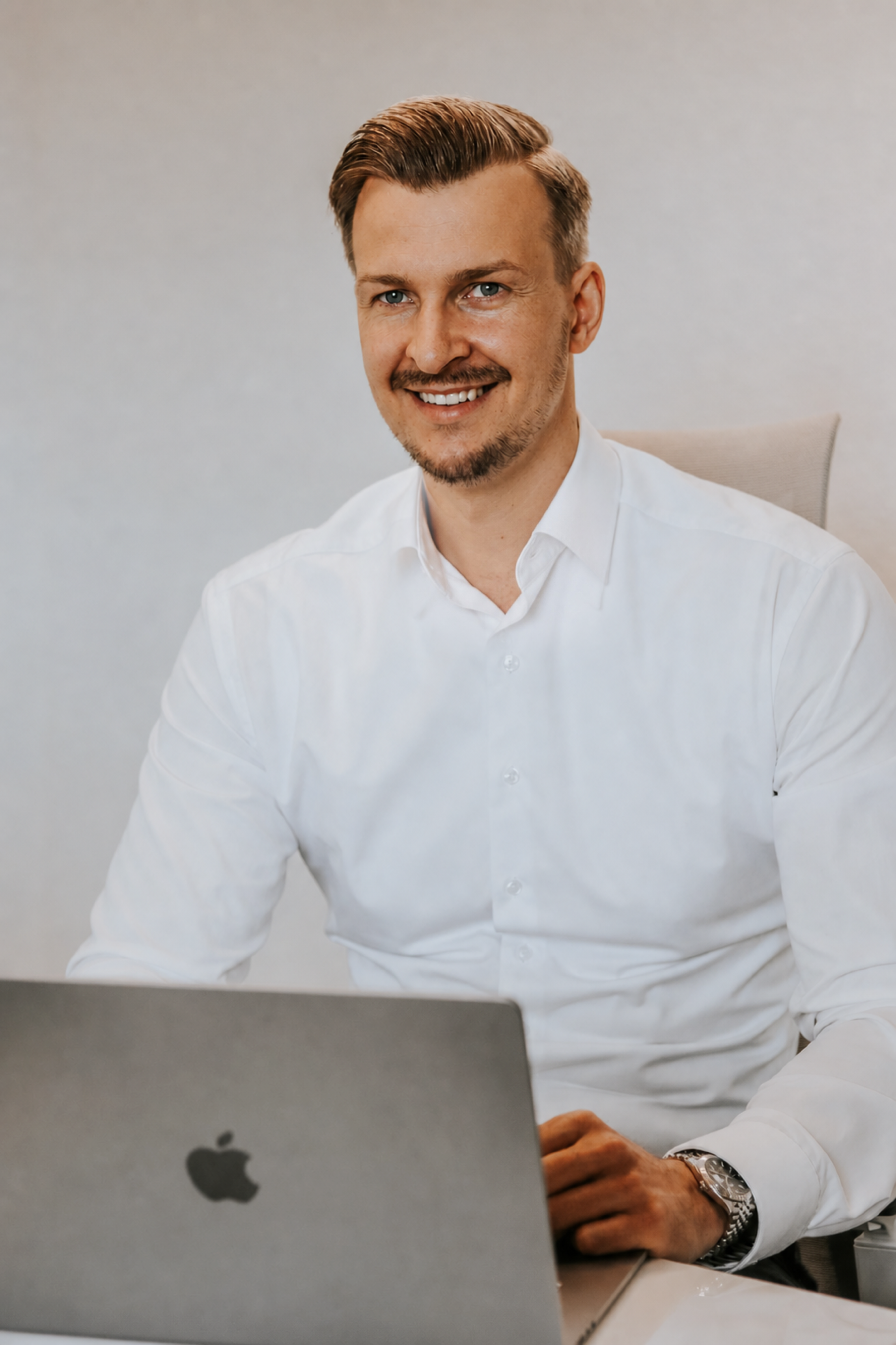 Tobias Heuse bei der Arbeit am Laptop