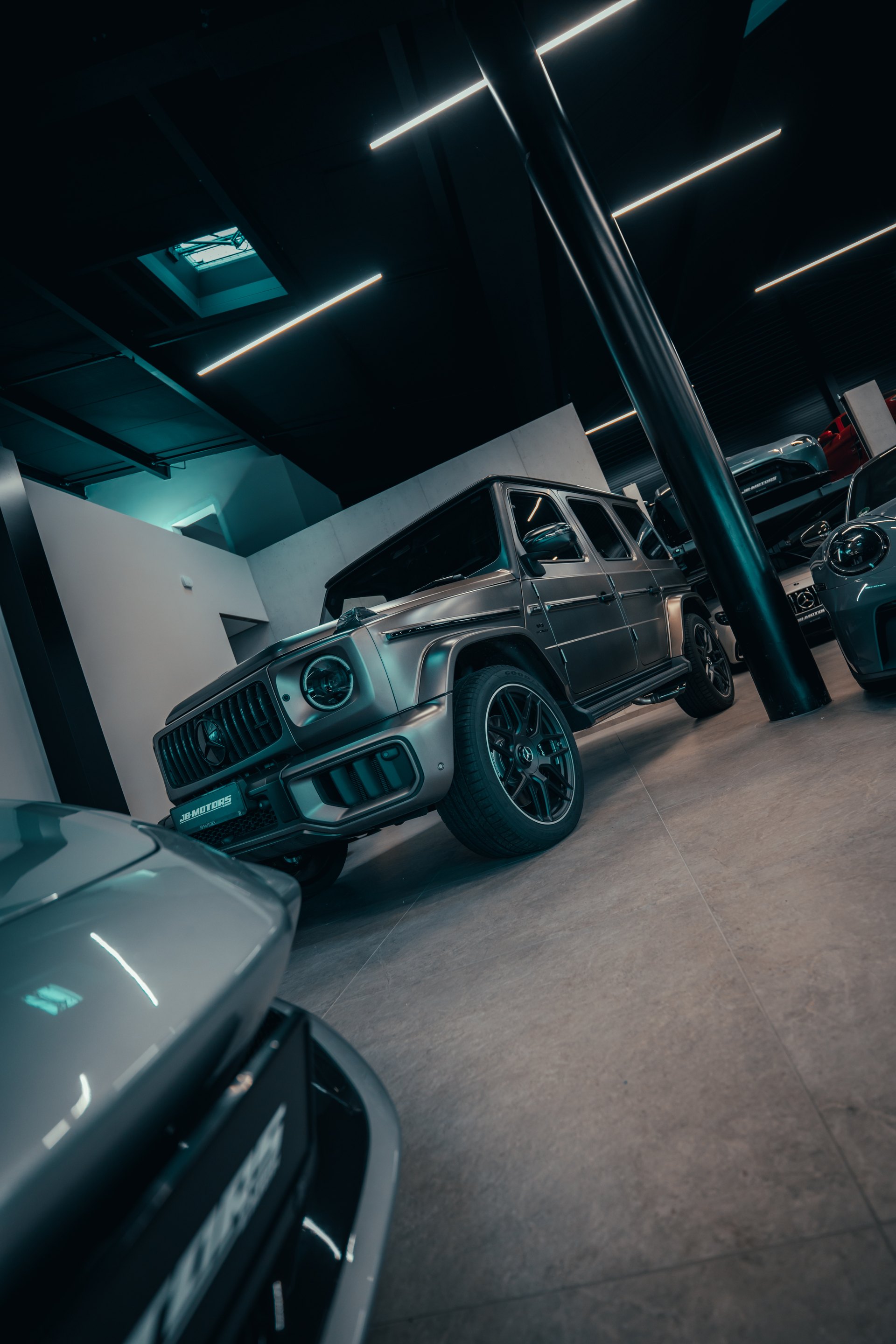 Content-Produktion von KTN MEDIA: Mercedes G-Klasse im Showroom unter Neonlicht