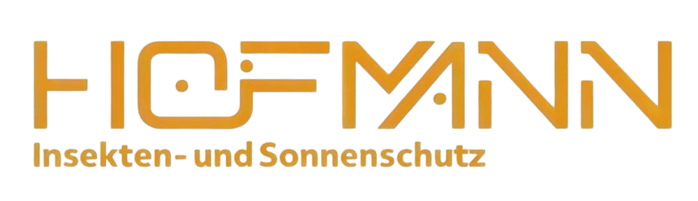 Hofmann Logo: orangefarbener Text "HOFMANN Insekten- und Sonnenschutz" auf dunklem Hintergrund.