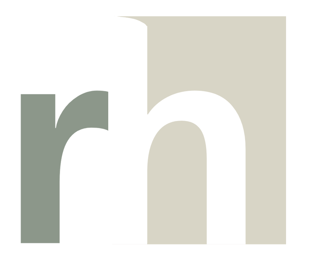 Die Buchstaben "rh" in Grau und Weiß auf einem dunkelgrünen Hintergrund.