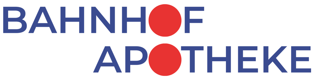Schriftzug "BAHNHOF APOTHEKE" in Blau, mit zwei roten Kreisen als Teil des "O" in "BAHNHOF" und "APOTHEKE".