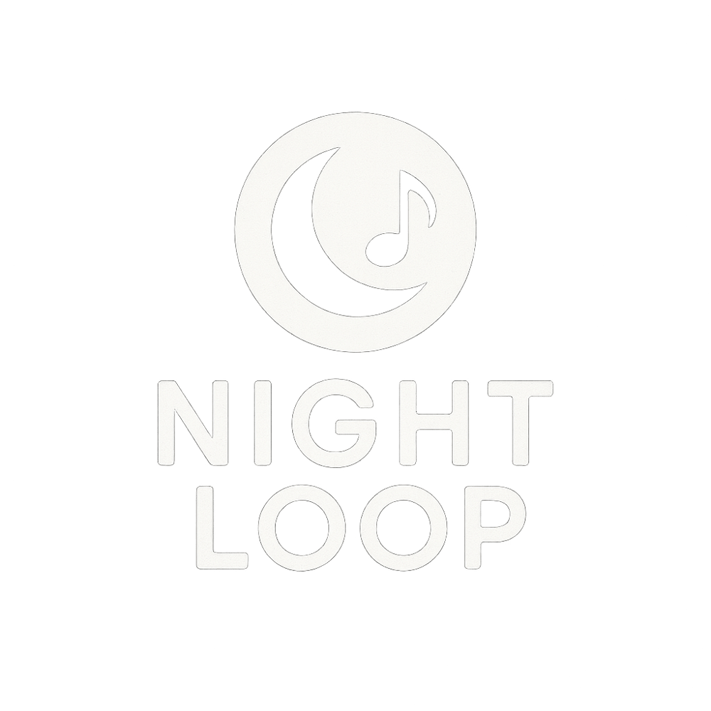 Weißes Logo mit Mondsichel, Musiknote und dem Text „NIGHT LOOP“ auf dunkelgrünem Hintergrund.