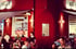 Rotes Restaurant "Arbor" mit Gästen im Freien und der Hausnummer 1456.