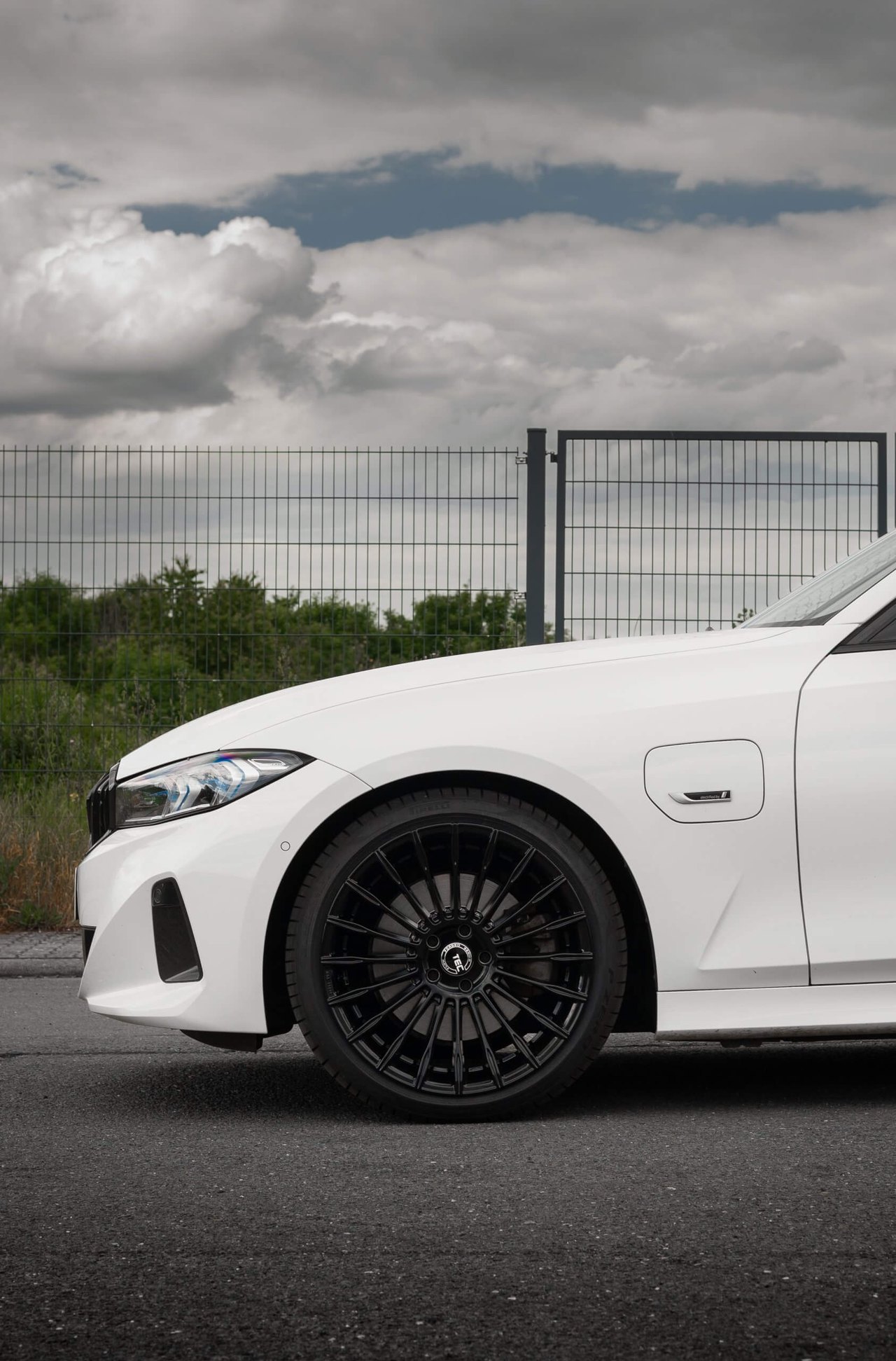 White car with TEC Speedwheels GT 5 Flowforged wheels, side view