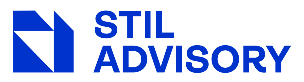 Blaues Logo mit stilisiertem "N" und dem Text "STIL ADVISORY" auf dunkelgrünem Hintergrund.