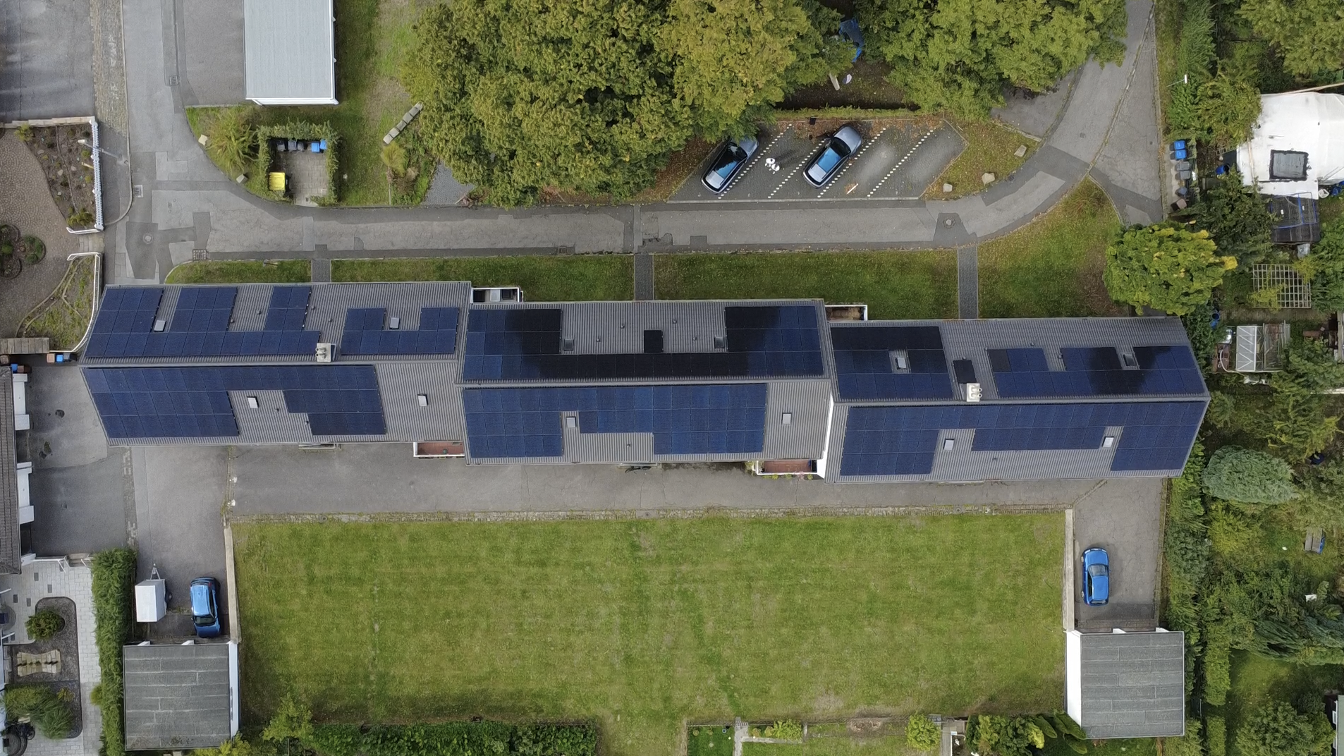 Mehrfamilienhaus mit fertiger Solaranlage aus der Luft