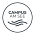 Logo "CAMPUS AM SEE" mit Wellenlinien in einem Kreis auf dunkelgrünem Hintergrund.