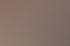 Vier Männer sitzen an einer langen Theke in einem minimalistischen, weißen Raum.