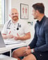 Arzt und Patient im Gespräch in der Hausarztpraxis