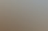 Zwei Männer sitzen an einem Tisch und spielen mit blauen, roten und grünen Holzklötzen.