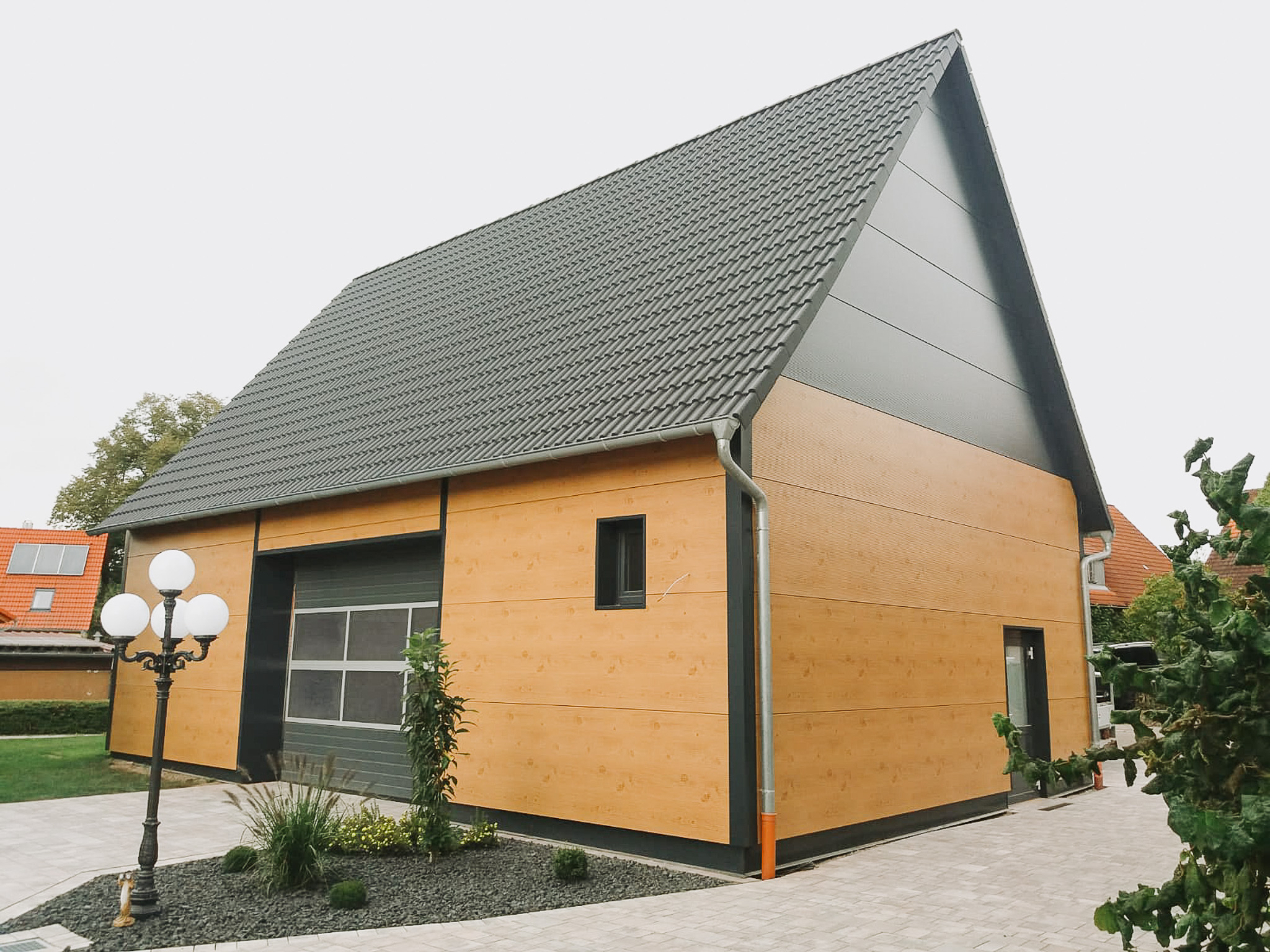 Garagengebäude in Holzbauweise
