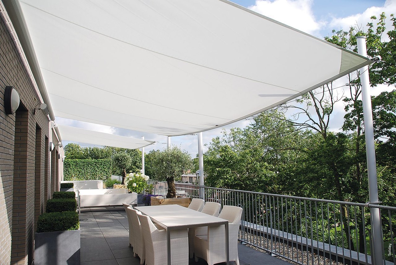 Sonnensegel über Terrasse gespannt