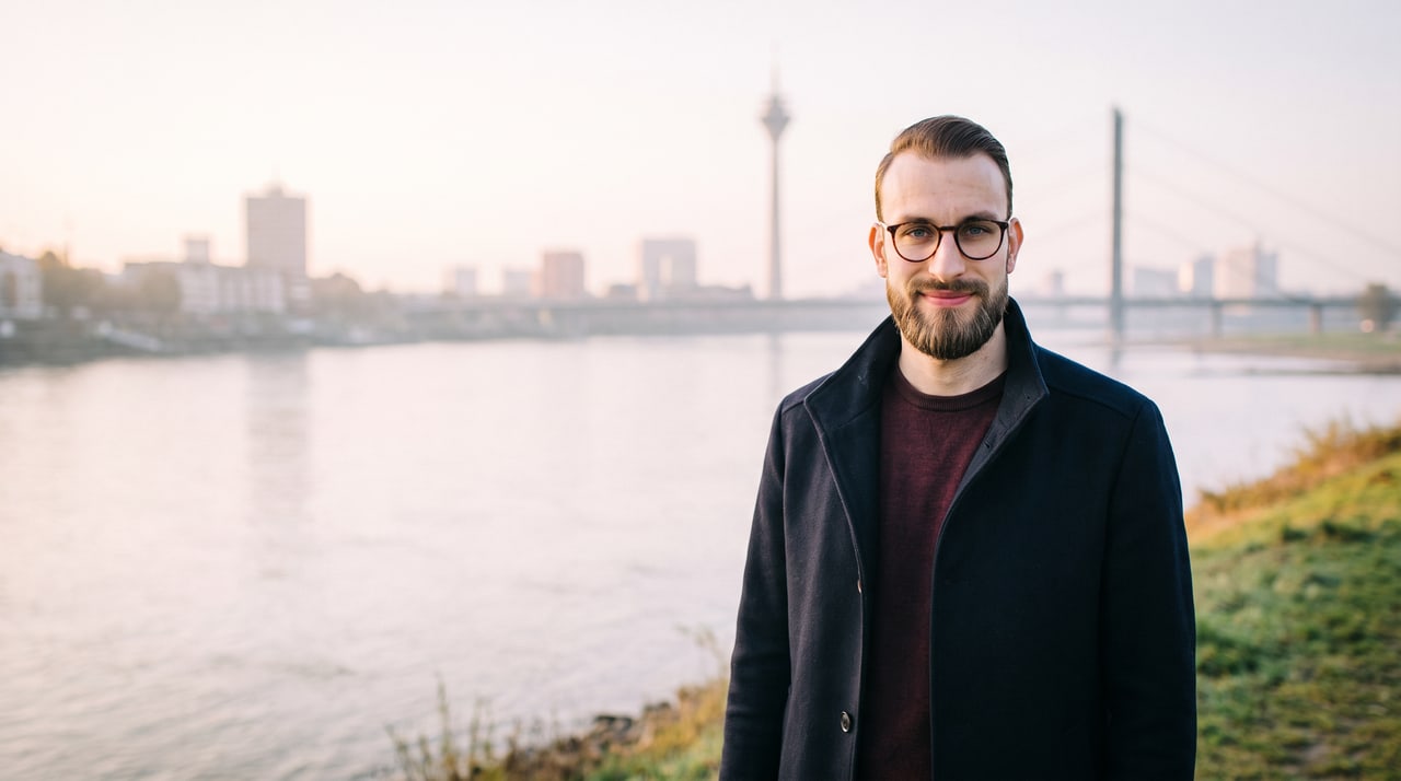 Erik Rulands am Rheinufer in Düsseldorf