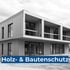 Ein modernes Gebäude aus Holz und Beton, mit großen Fenstern und dem Text "Holz- & Bautenschutz".