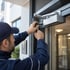 Hausmeister bei Pflegearbeiten am Gebäude